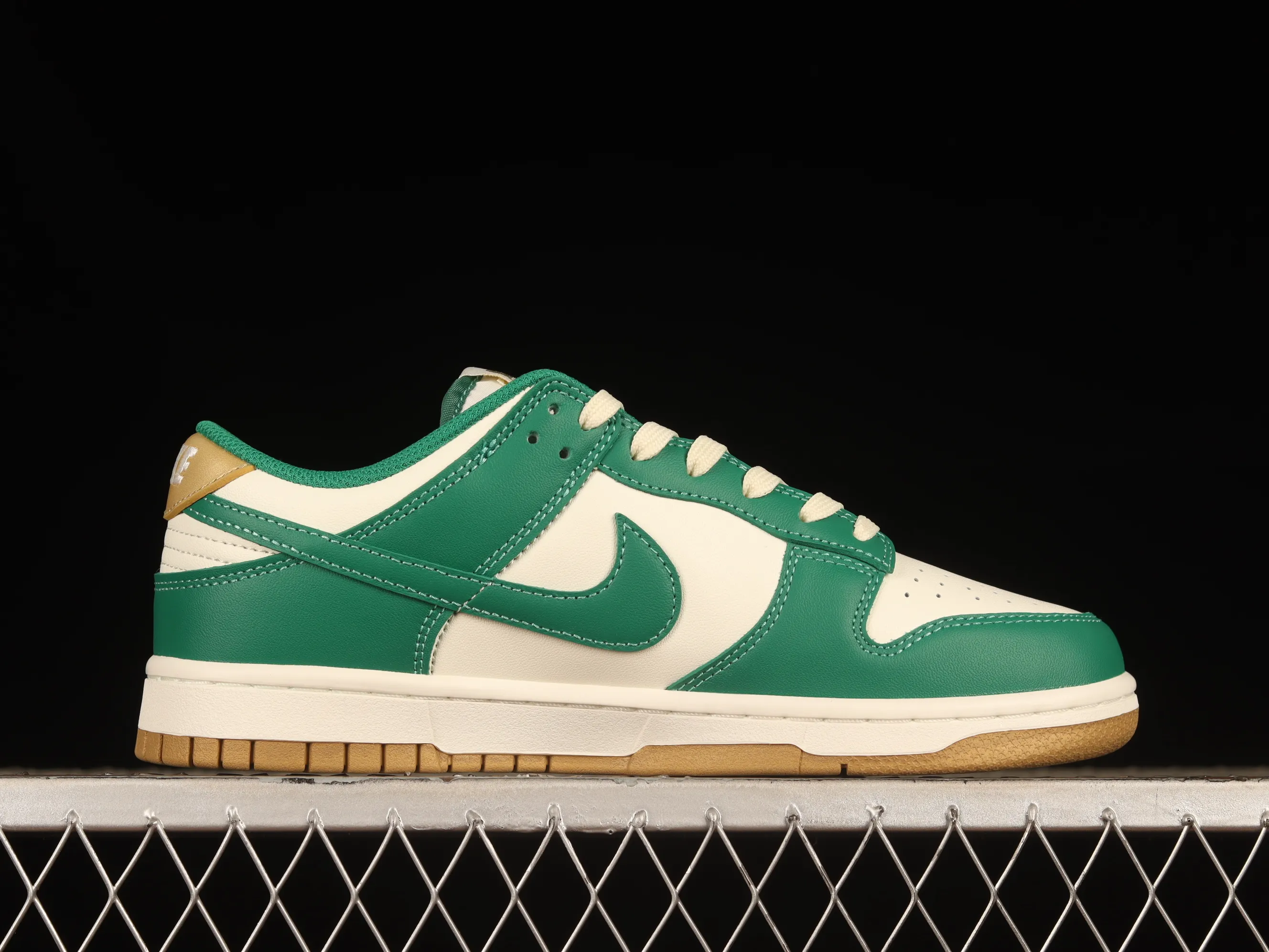 All categories Nk SB Dunk Series Nk SB Dunk Low Low-top sneakers Nk Dunk Low "Green And Gold" Refreshing green color SB Dunk Series low-top casual sports skateboard shoes FB7173-131